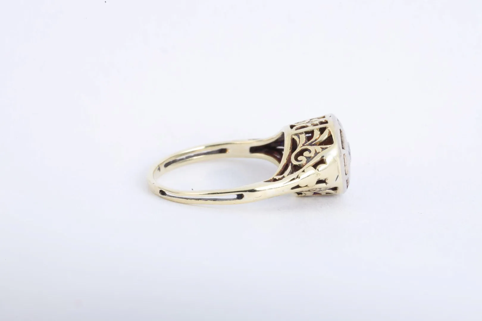 14k Yellow Gold 0.11tcw Diamond Ring Size 3 (2.07g.)