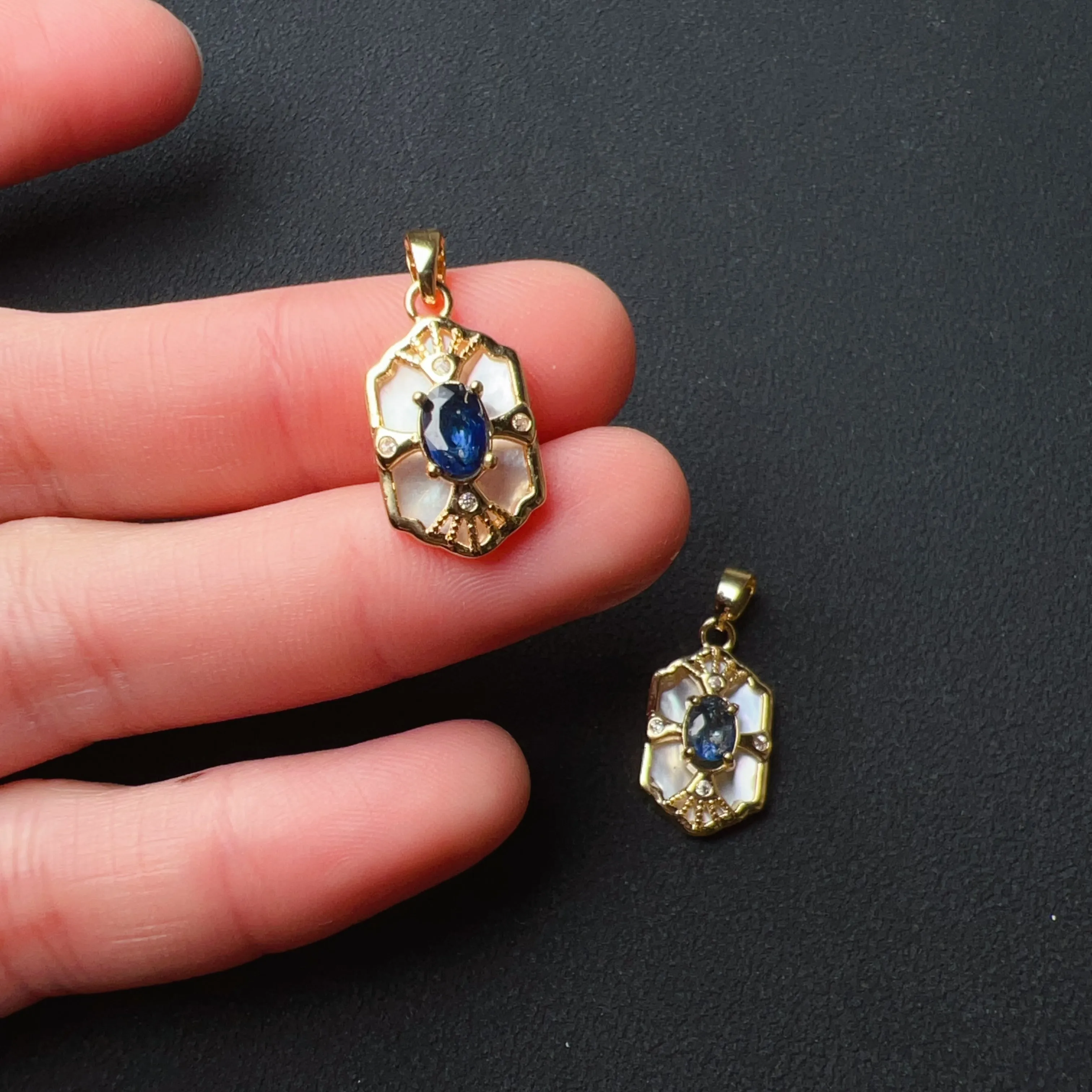 Natural Sapphire Gemstone Pendants Charm with Shell and Brass